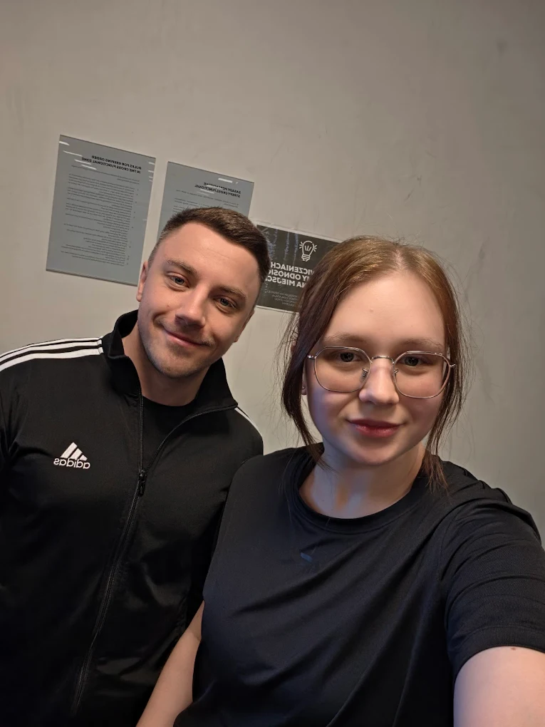 Jakub z podopieczną w studio treningowym